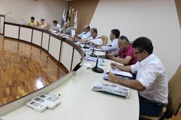 Vereadores se reunem em Sessão Extraordinária para deliberar sobre recomposição salarial aos servidores municipais
