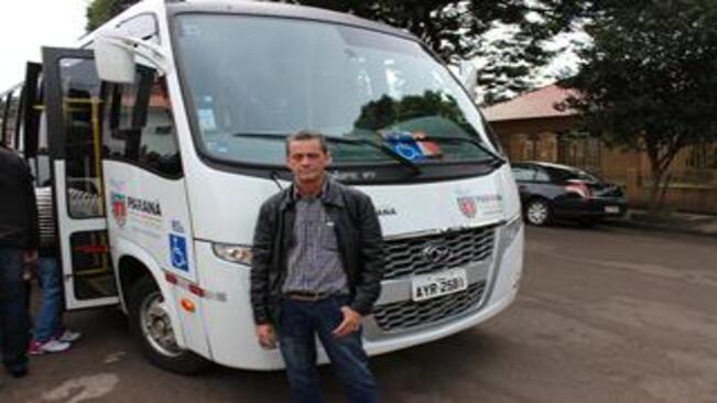 Vereador Paulinho acompanha entrega de ônibus à população